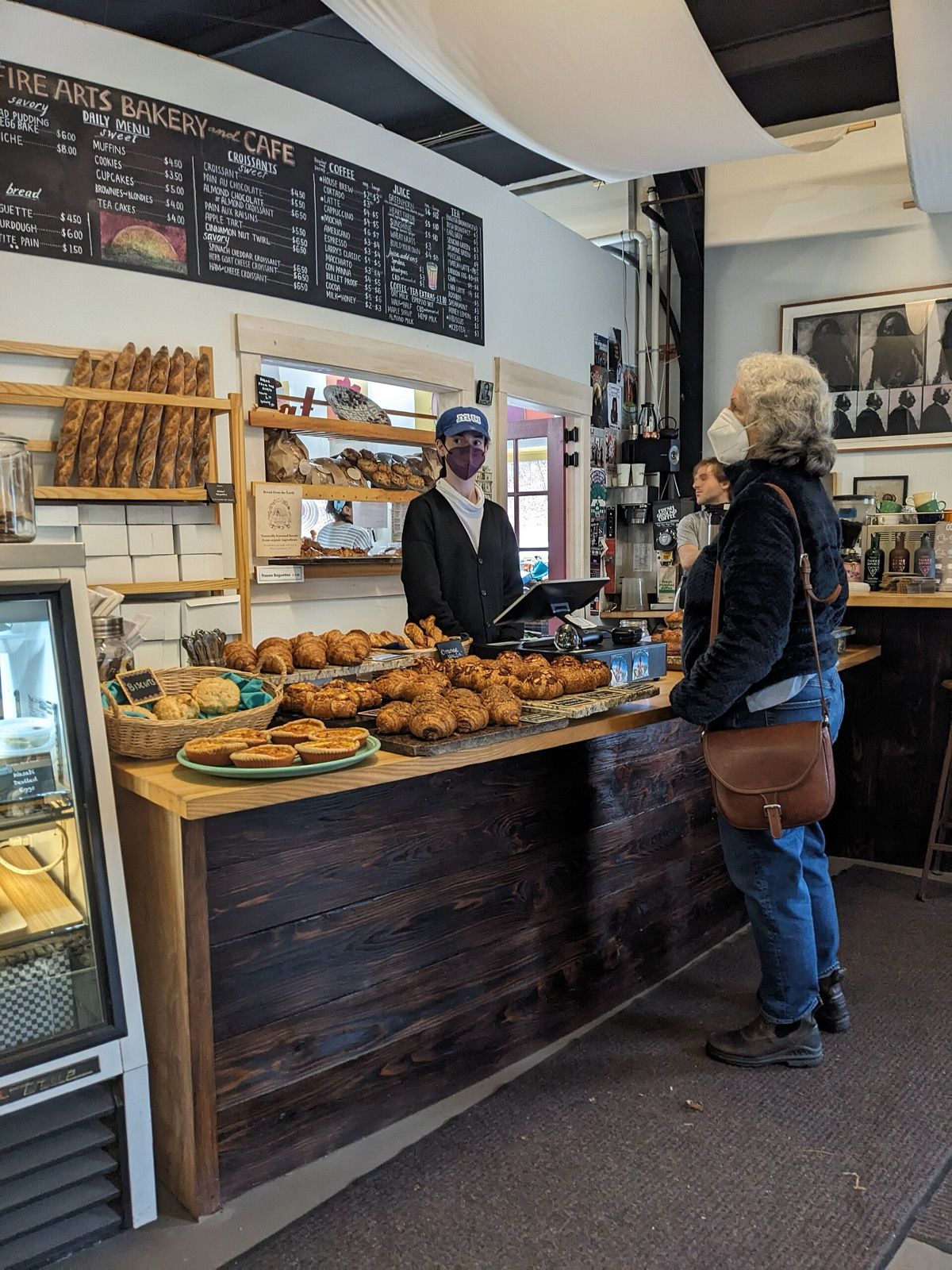 Intérieur chaleureux d’une boulangerie-café.