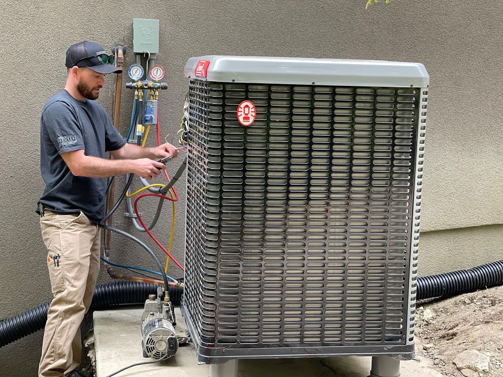 Techniciens installant une unité de pompe à chaleur.