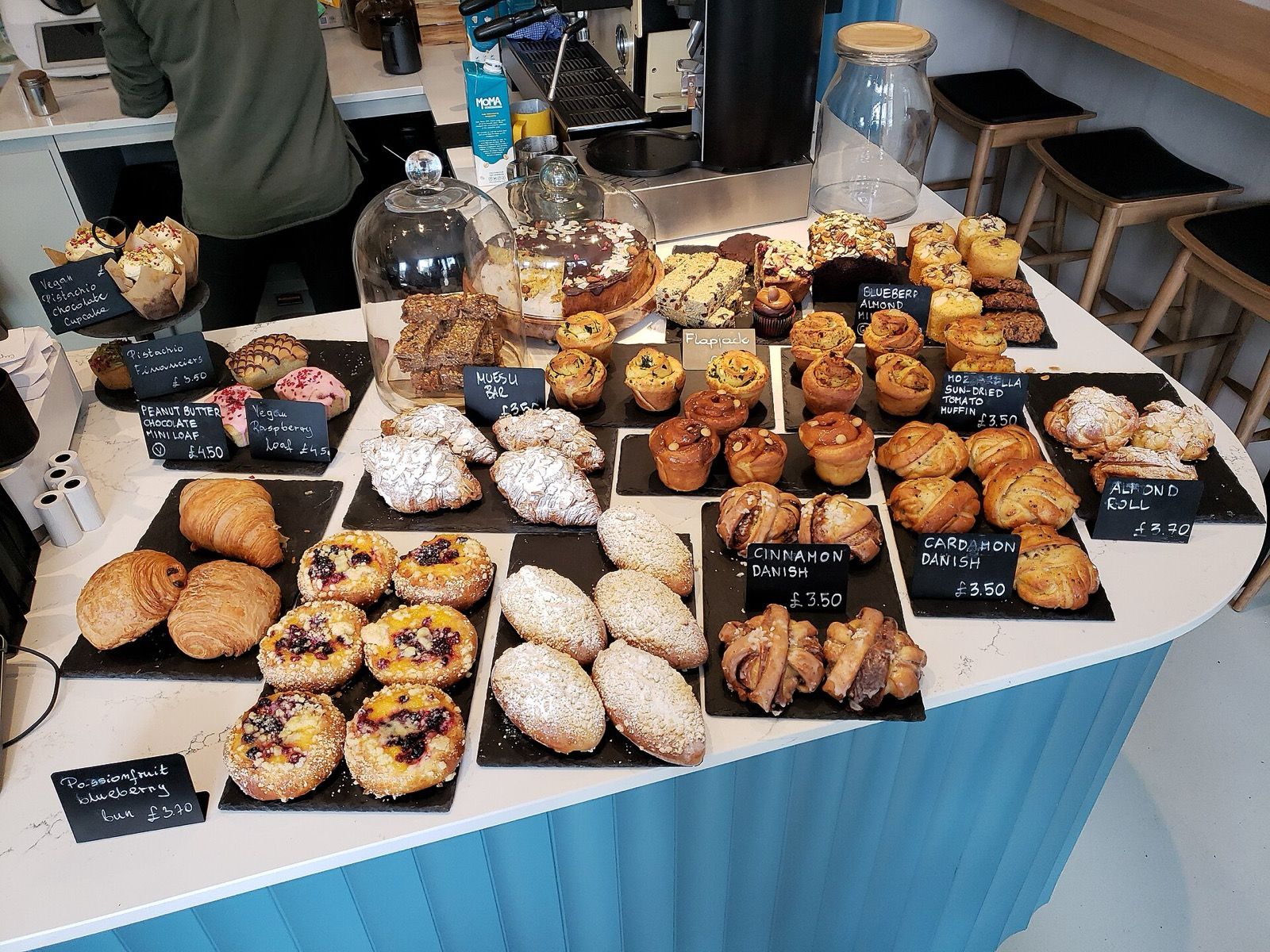 Pains et pâtisseries présentés sur un comptoir.